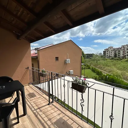 зора Appartement Shkorpilovtsi