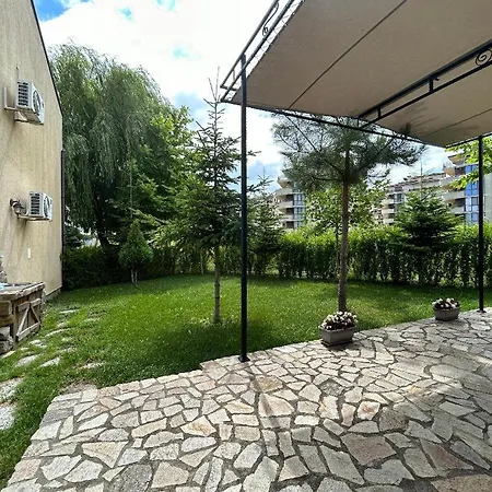 зора Appartement Shkorpilovtsi